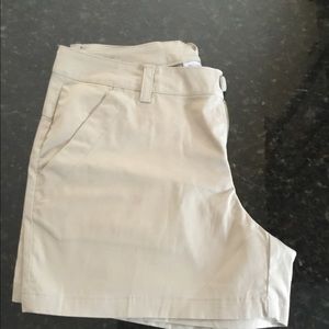Columbia Women’s shorts Size 6 NWOT